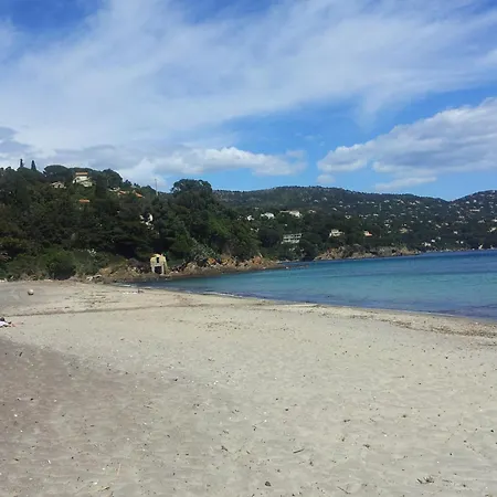 Duplex Vue Sur Mer Et Pieds Dans L'Eau Plage De Pramousquier Le Lavandou Exterior photo