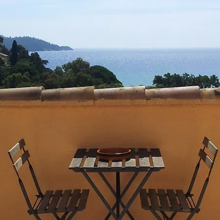Duplex Vue Sur Mer Et Pieds Dans L'Eau Plage De Pramousquier Le Lavandou Exterior photo